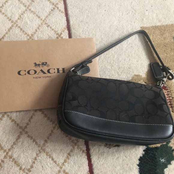 Coach Handbags - Coach Vintage Signature Purse